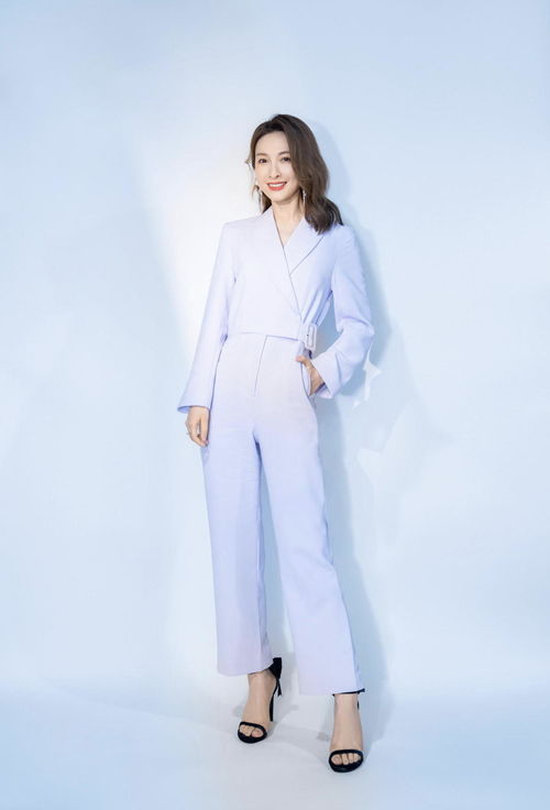 吳昕時(shí)尚穿搭 鵝黃色針織衫與黑色皮裙的溫柔俏皮碰撞