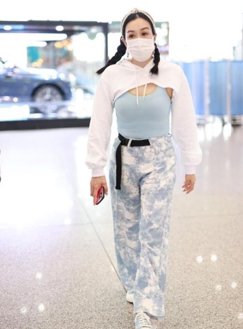 鐘麗緹休閑裝亮相機場，微胖身材展現自信風采